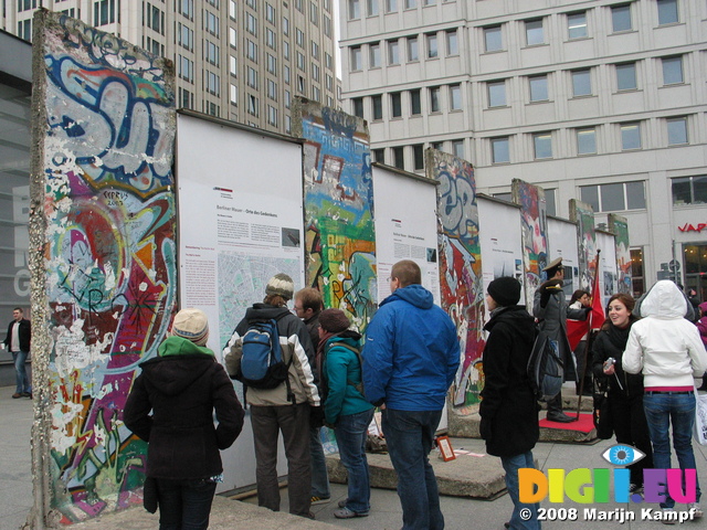 25150 Laura, Brad, Dan and Jenni at Berlin wall
